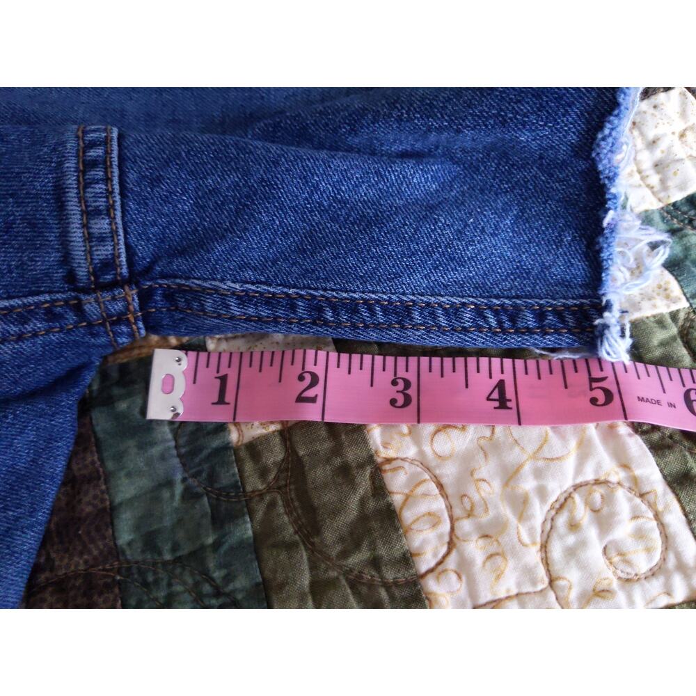 Levi's Signature Women's Size W34 Cut-Off Jean Shorts Medium Wash Denim Raw Hem - Picture 7 of 8